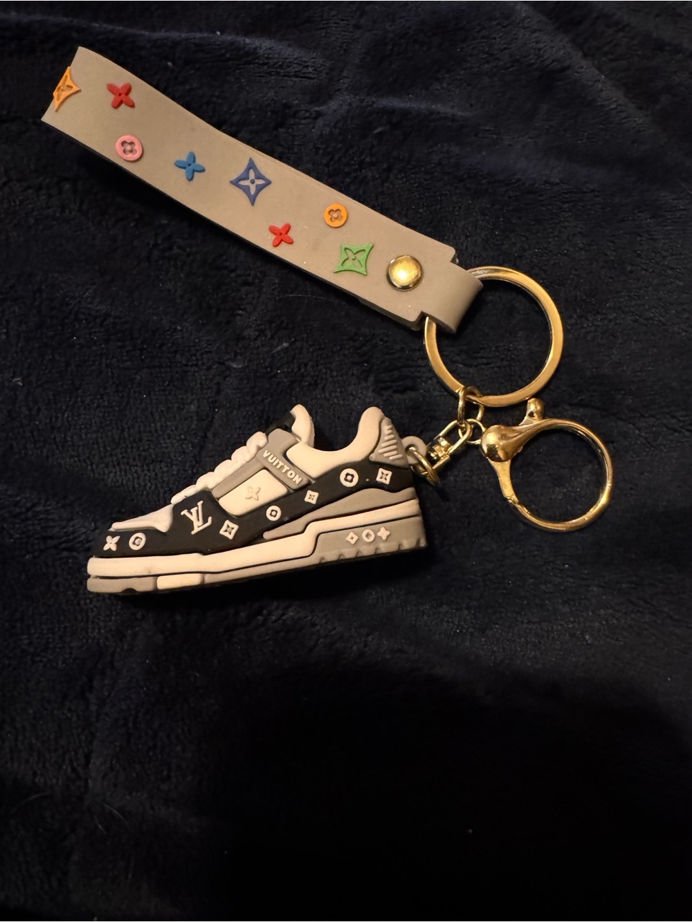 GIVVY—Designer-Inspired Black Sneaker Keychain with Multicolor Strap